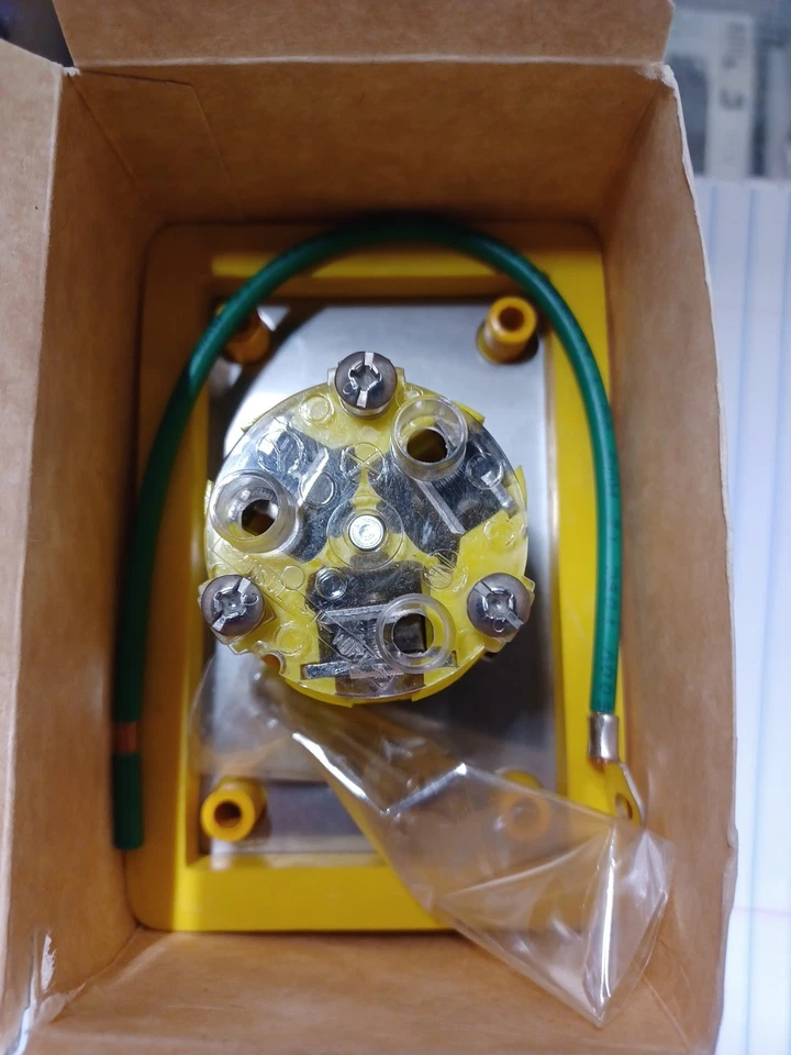 EATON ARROW HART L1020RW HART LOCK WATERTIGHT RECEPTACLE - Image 2 of 4