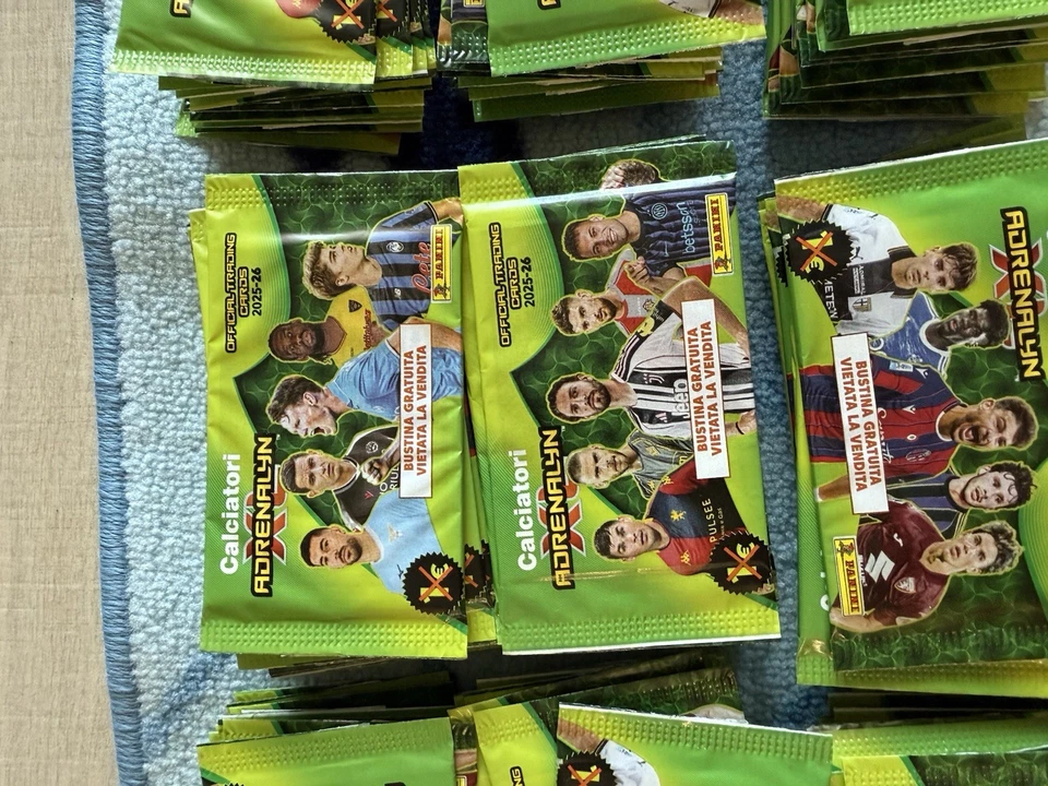 100 Bustine Card Calciatori Panini Adrenalyn 2025/2026 2025 2026 Vers Omaggio - Immagine 2 di 2