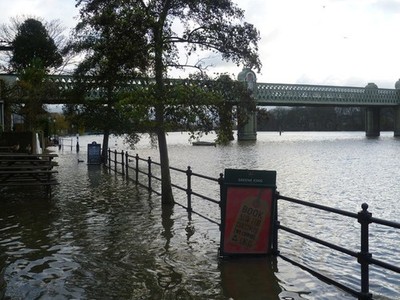 Photo A2 Flooding in front of the City Barge at Strand-on-the-Green Bren c2012