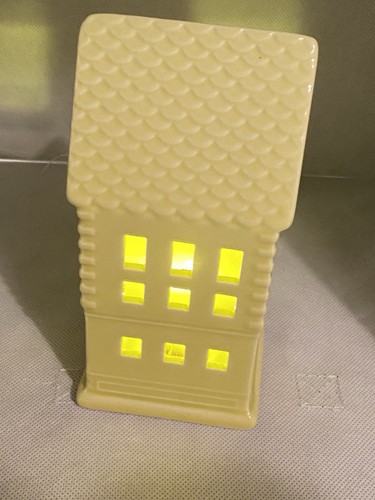 2024 Target Bullseye 6" Chartreuse Keramik beleuchtet Haus Dorf Willkommen Zuhause - Bild 3 von 6