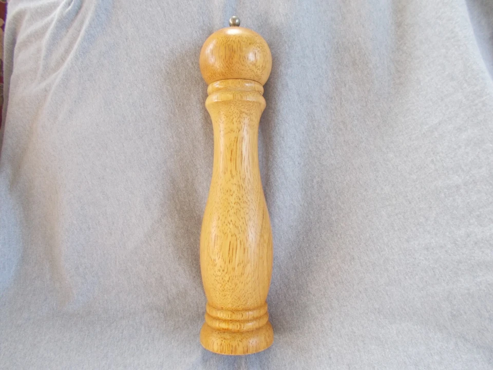 Molino de pimienta de madera Farberware 10" Foto 2 de 4