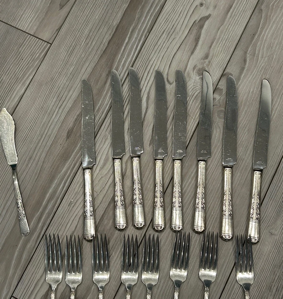 Juego completo de cubiertos Oneida Royal York Tudor Silver Plate 52 piezas Foto 4 de 4