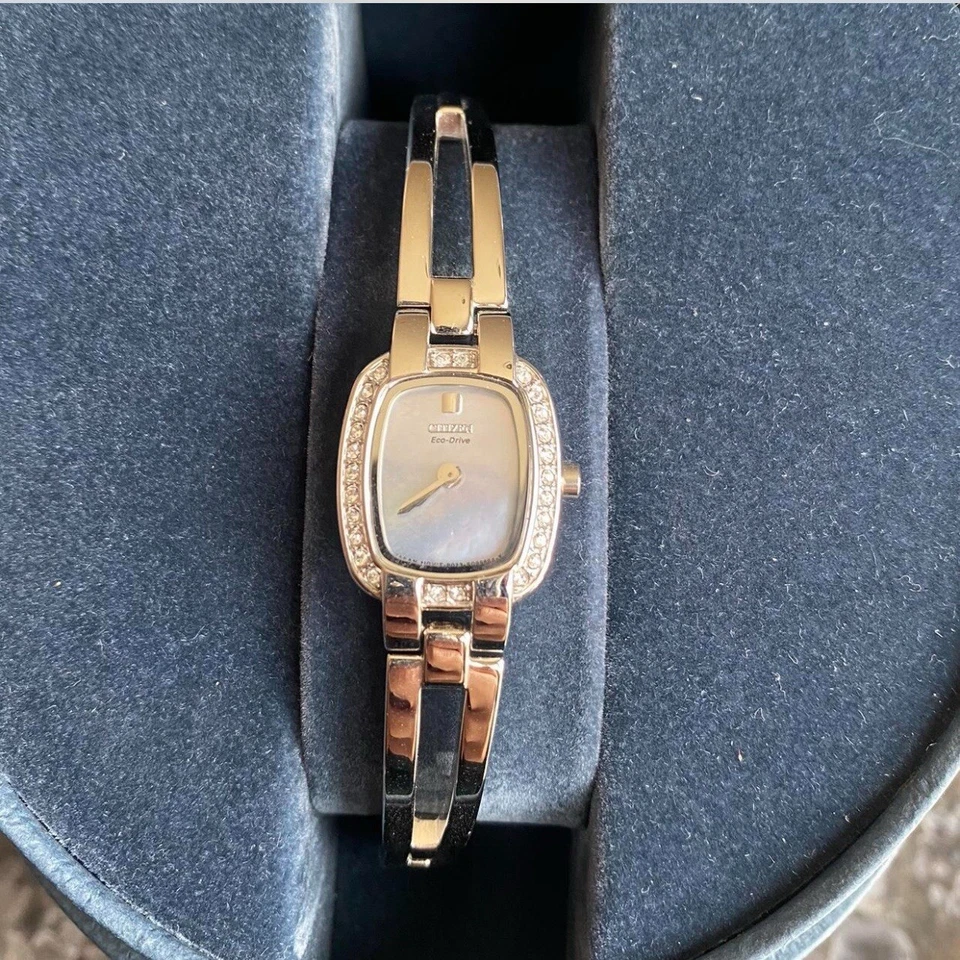 Reloj Citizen Eco-Drive diseño brazalete cristal swarovski esfera plateada mujer Foto 2 de 4