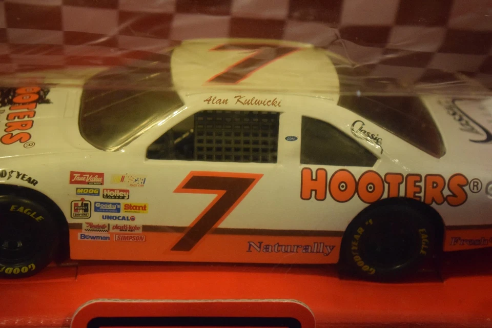 Racing Champions 1993 Alan Kulwicki #7 Hooters coche escala 1:24 Foto 3 de 4