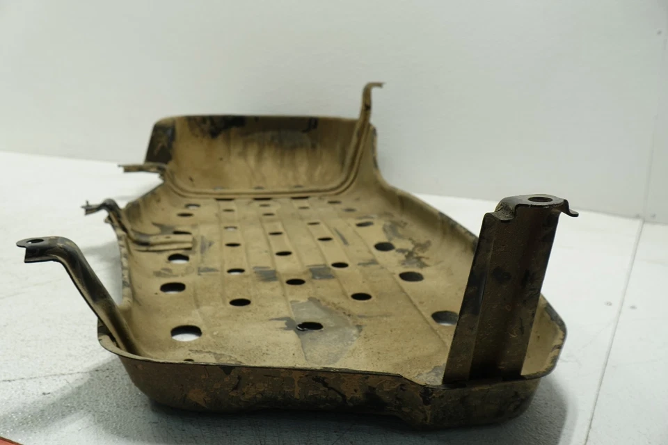 Placa de deslizamiento del tanque de combustible Toyota Sequoia 2001-2006 OEM debajo del protector de barra W5990 Foto 4 de 4