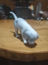 Linda figura de porcelana porcelana porcelana hueso perro cachorro juguetón vintage