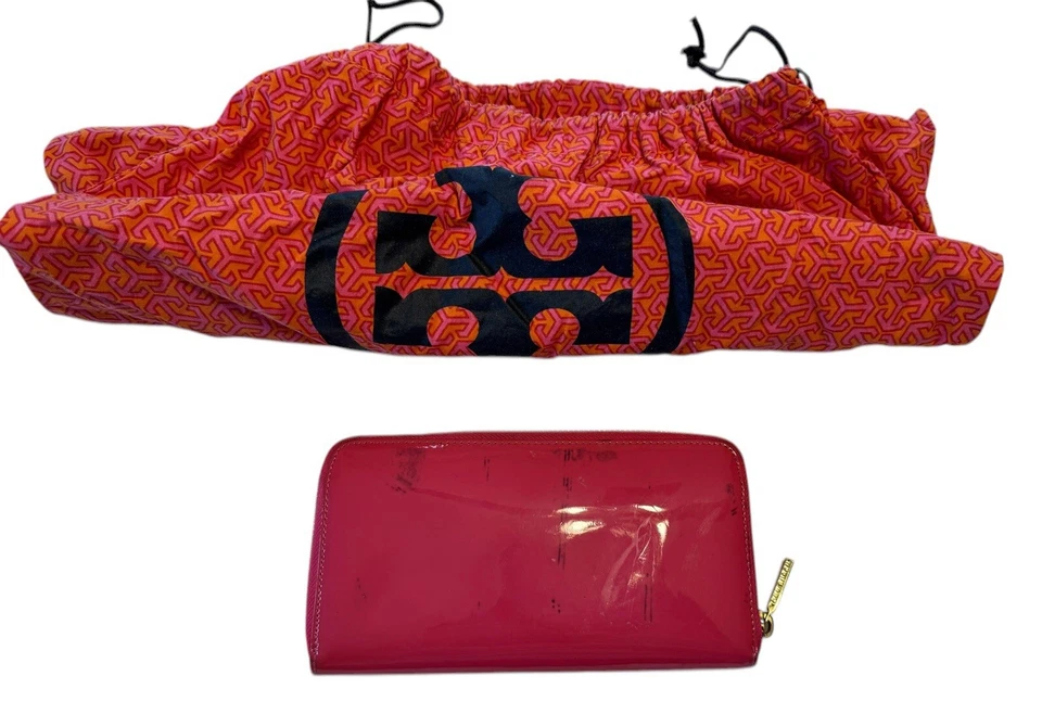 Lindo bolso antipolvo billetera con cremallera alrededor charol rosa tory Burch usado Foto 2 de 4