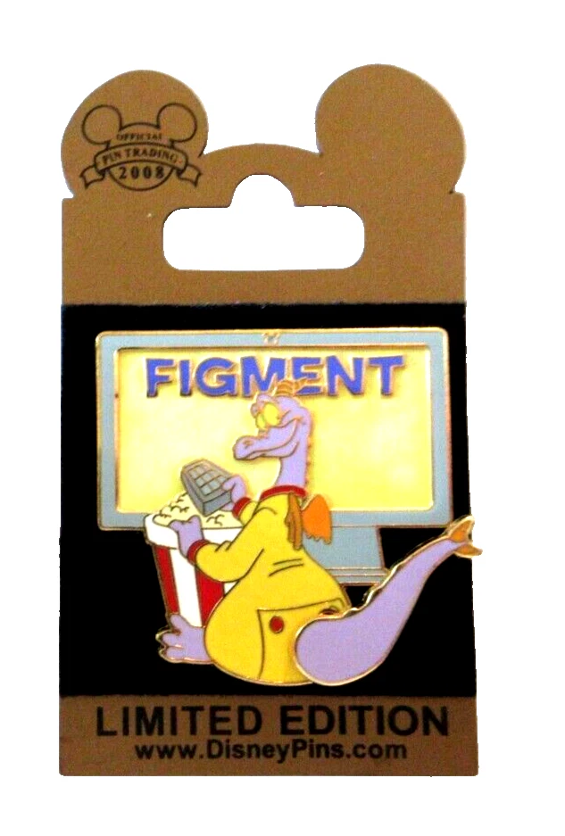 ЗНАЧОК ЗОЛОТОЙ КАРТЫ WDW 2008 — ФИГУРКА С ПУЛЬТОМ ДИСТАНЦИОННОГО УПРАВЛЕНИЯ ТЕЛЕВИЗОРОМ и ПОПКОРНОМ — LE 1500 — PP64787 - Изображение 3 из 3