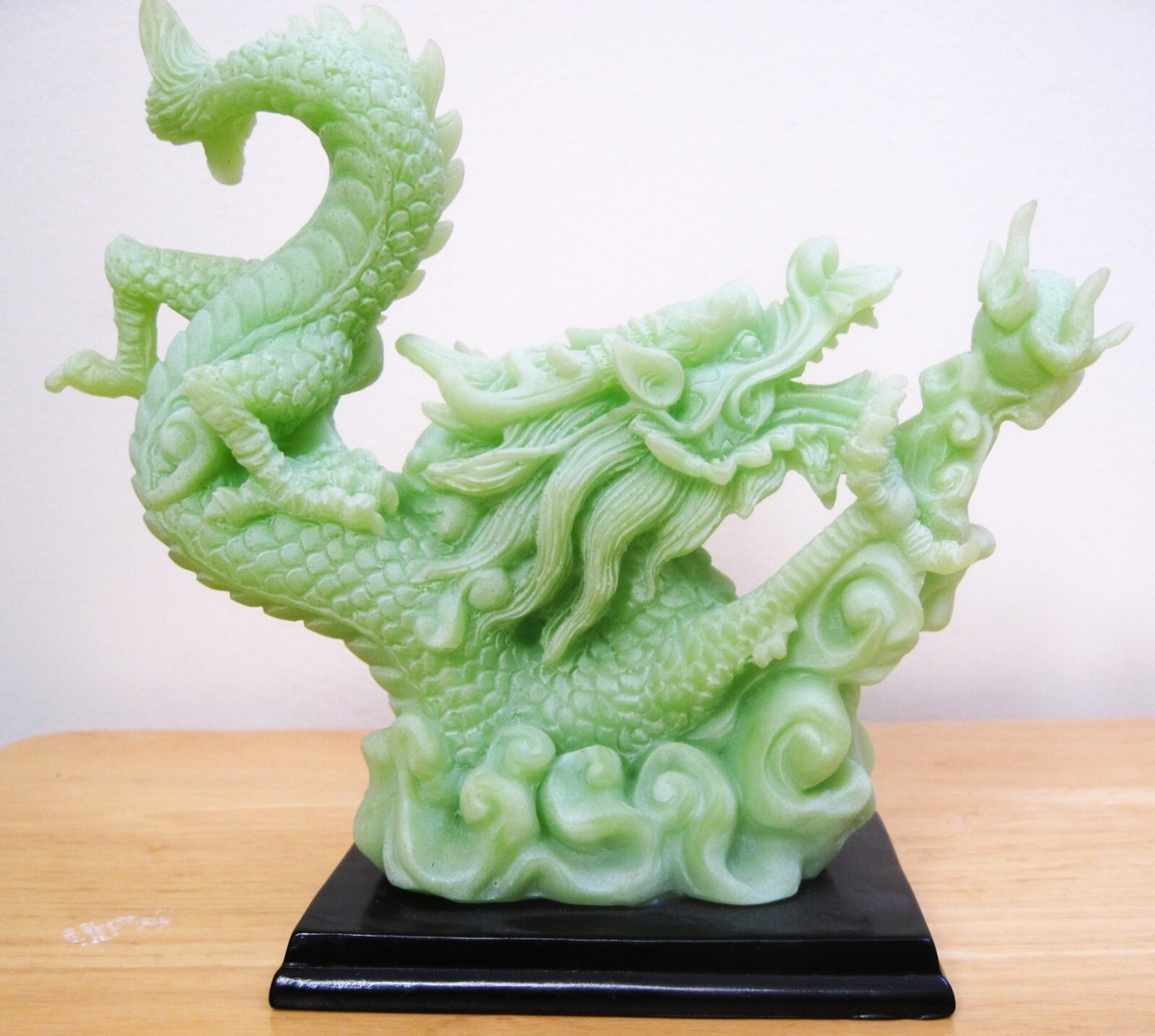 CHINESE VINTAGE JADE COLORED DRAGON BEAUTIFULLY DETAILED ON