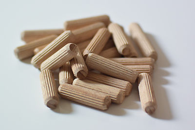 100 Stück Holzdübel Birkenholz 8x20mm - Rillenstopfen Mit Abgeschrägten Enden Für Möbelbau