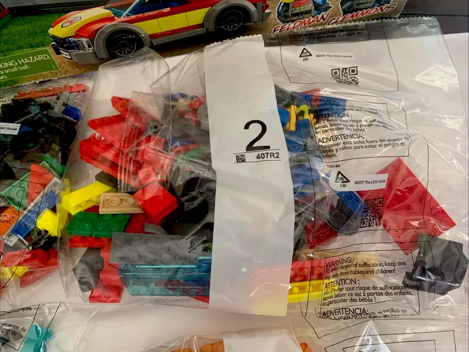 LEGO CITY Bomberos 60321 RETIRADO Set con 7 Minifiguras, Placas de Carretera, Gatos Foto 3 de 4