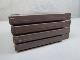Lotto 4 giochi Nintendo NES Tetris Mario Duck Hunt Wizards & Warriors WWF Steel Cage