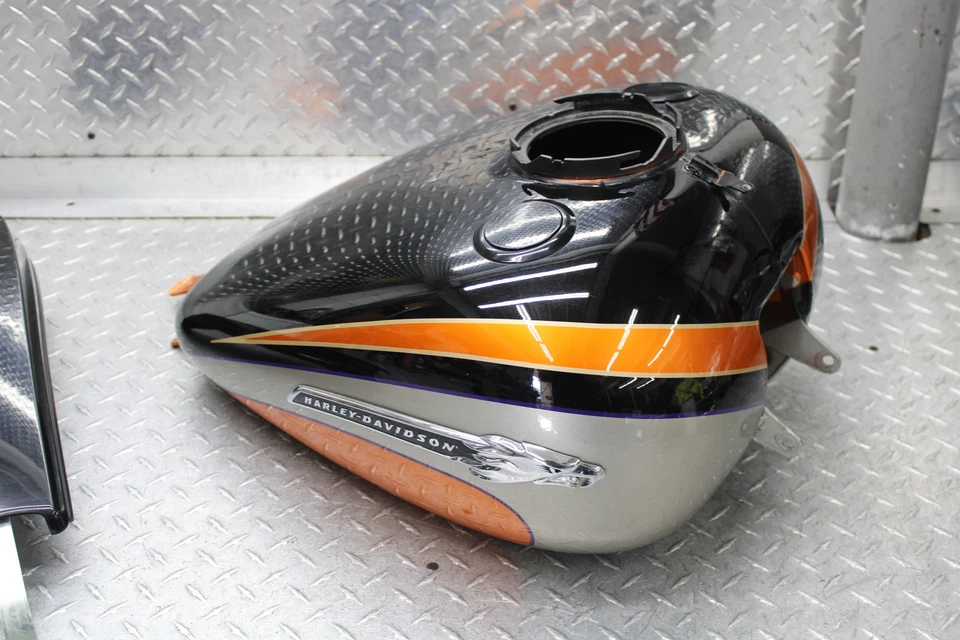 2011 HARLEY-DAVIDSON STREET GLIDE SCREAMIN EAGLE CVO GAS TANK AND CENTER COVER - Image 2 of 4