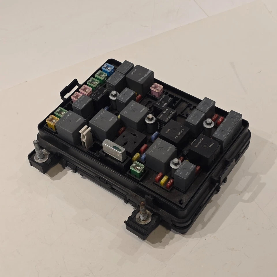 06-09 PONTIAC SOLSTICE Front Engine Bay Fuse Junction Relay Box R61865-001 OEM - Image 3 of 4