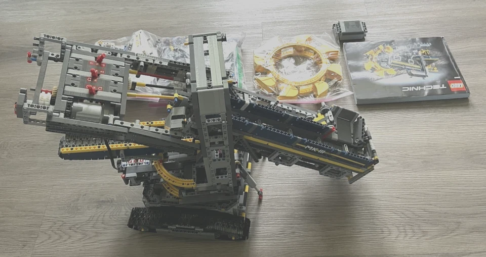 LEGO TECHNIC: Bucket Wheel Excavator (42055) W/ MANUAL & TRUCK - Image 3 of 4