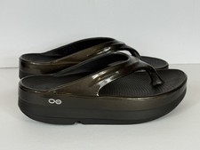 NEW OOFOS Women's OOmega OOlala Stacked Sandal Titanium Mirror Size 8