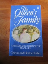 S/C BOOK THE QUEEN'S FAMILY GRAHAM AND HEATHER FISHER 1983 ** GREAT ** MUST SEE