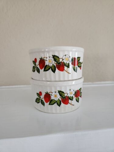 2 - Sheffield 'Strawberries 'n Cream' Stoneware Ramekins Bowls - Japan - Afbeelding 1 van 3