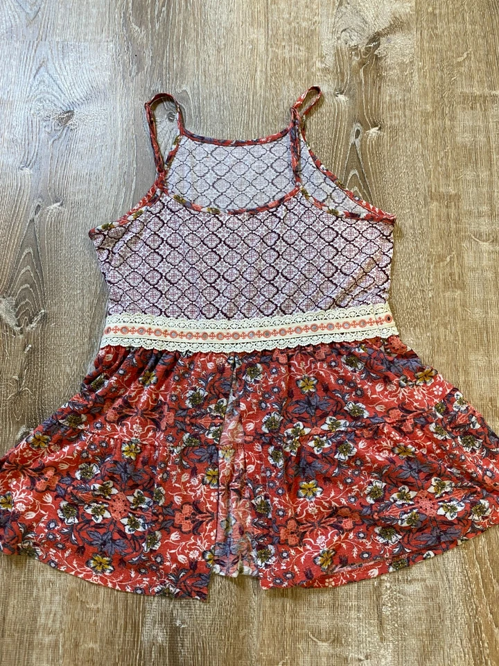 Camiseta sin mangas Altar'd State cuello alto sin mangas roja floral lentejuelas peplum talla pequeña Foto 2 de 4