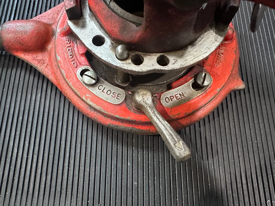 RIDGID  65R-TC Manual Receding Pipe Threader Dual Handle 1" to 2"  USA  [0005] - Image 3 of 4