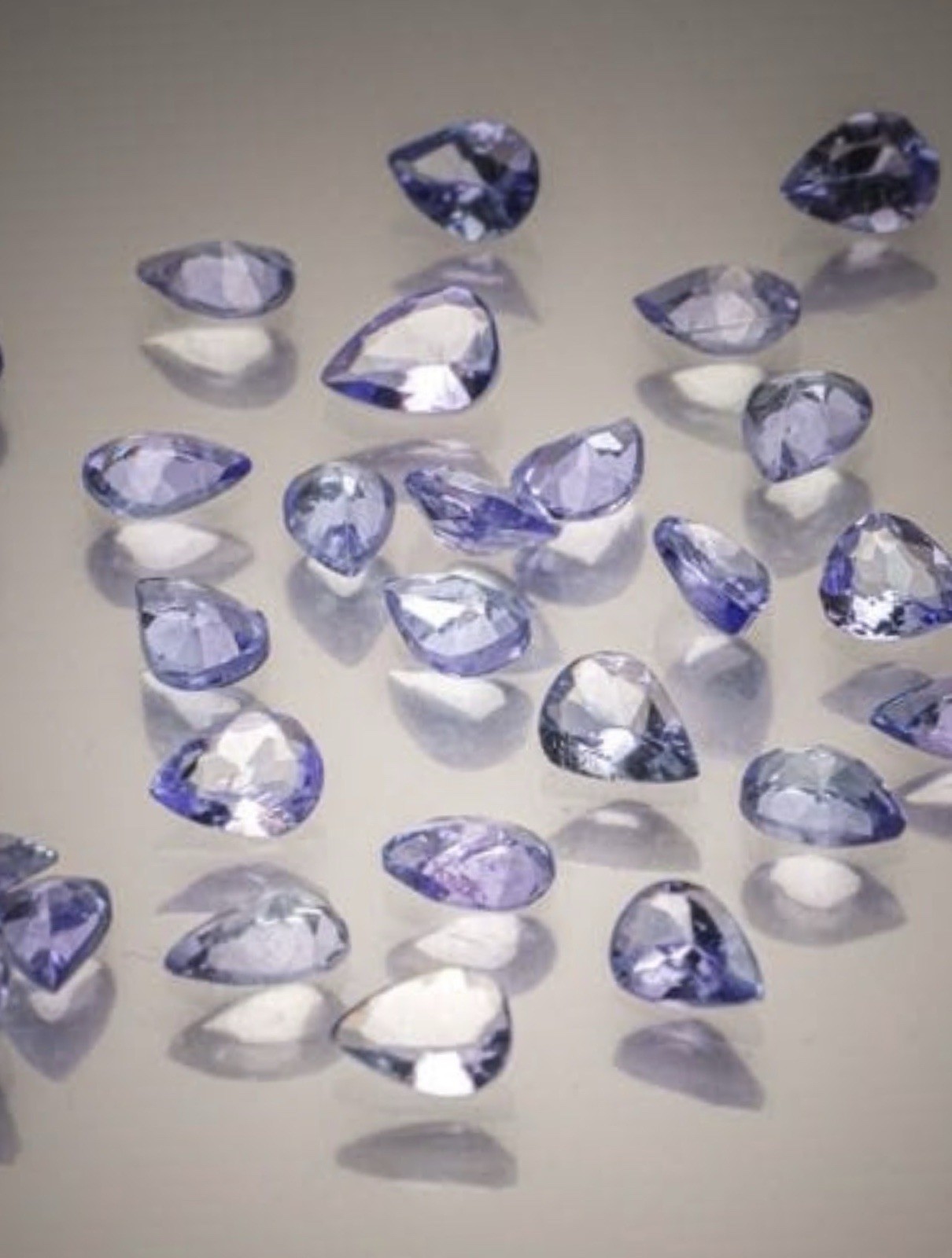 Tanzanite authentique sans imperfection, lot 35 gemmes taillées poire 4.20cts éclat AAA
