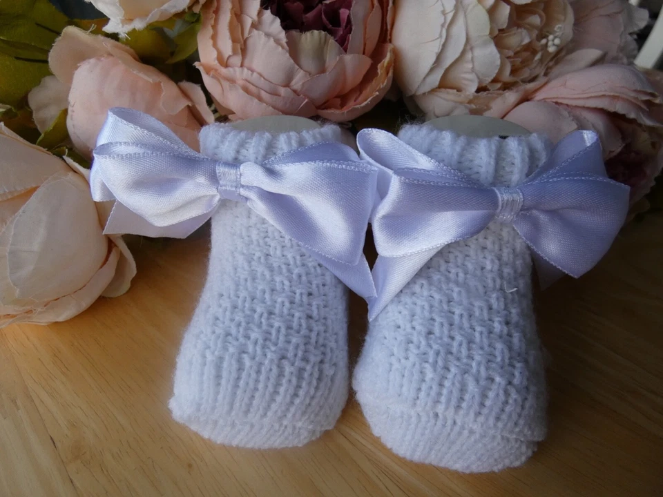 Botinhas de malha bebê meia cetim laço menina menino branco batizado casamento até 6m - Imagem 2 de 4