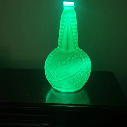 Vintage 1939 NY WORLD'S FAIR Milk Glass Uranium Globe Bottle/Decanter - no cap