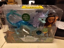 New Disney's Raya and The Last Dragon Petite Raya & Sisu Gift Set Sisu Lights Up