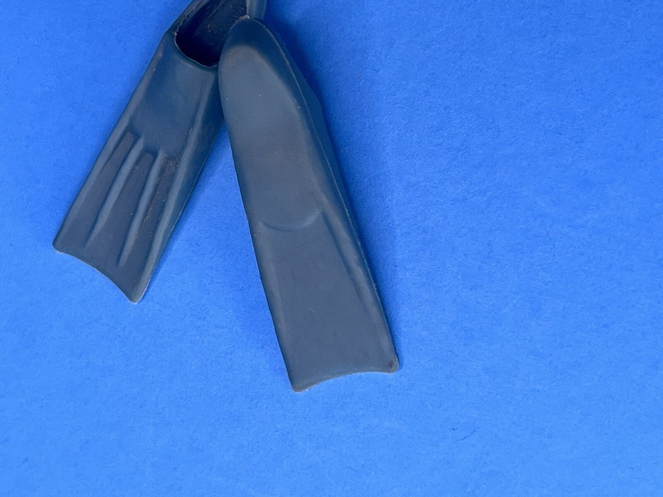 Vintage Barbie Doll Skipper Francie Scuba Diving Fins Shoes Blue Hong