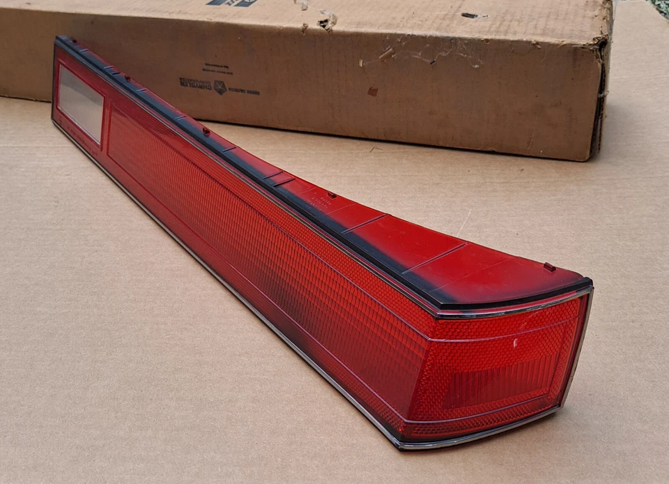 Dodge Diplomat Plymouth Gran Fury 1980-1989 NOS MoPar LENTE DE LÁMPARA TRASERA DERECHA Foto 2 de 3