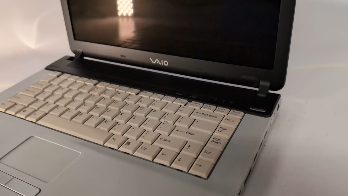 Sony Vaio VGN-FS680/W Windows XP laptop; tested, wiped; *read the
