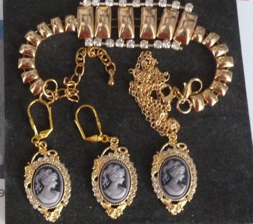Lot De Bijoux Fantaisie Vintage Doré - Parures Et Accessoires Rétro