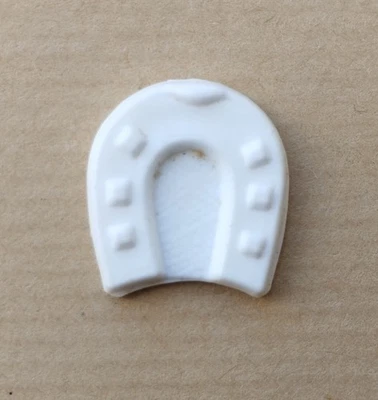 Fève blanche plate plastique fer à cheval - Photo 1/2