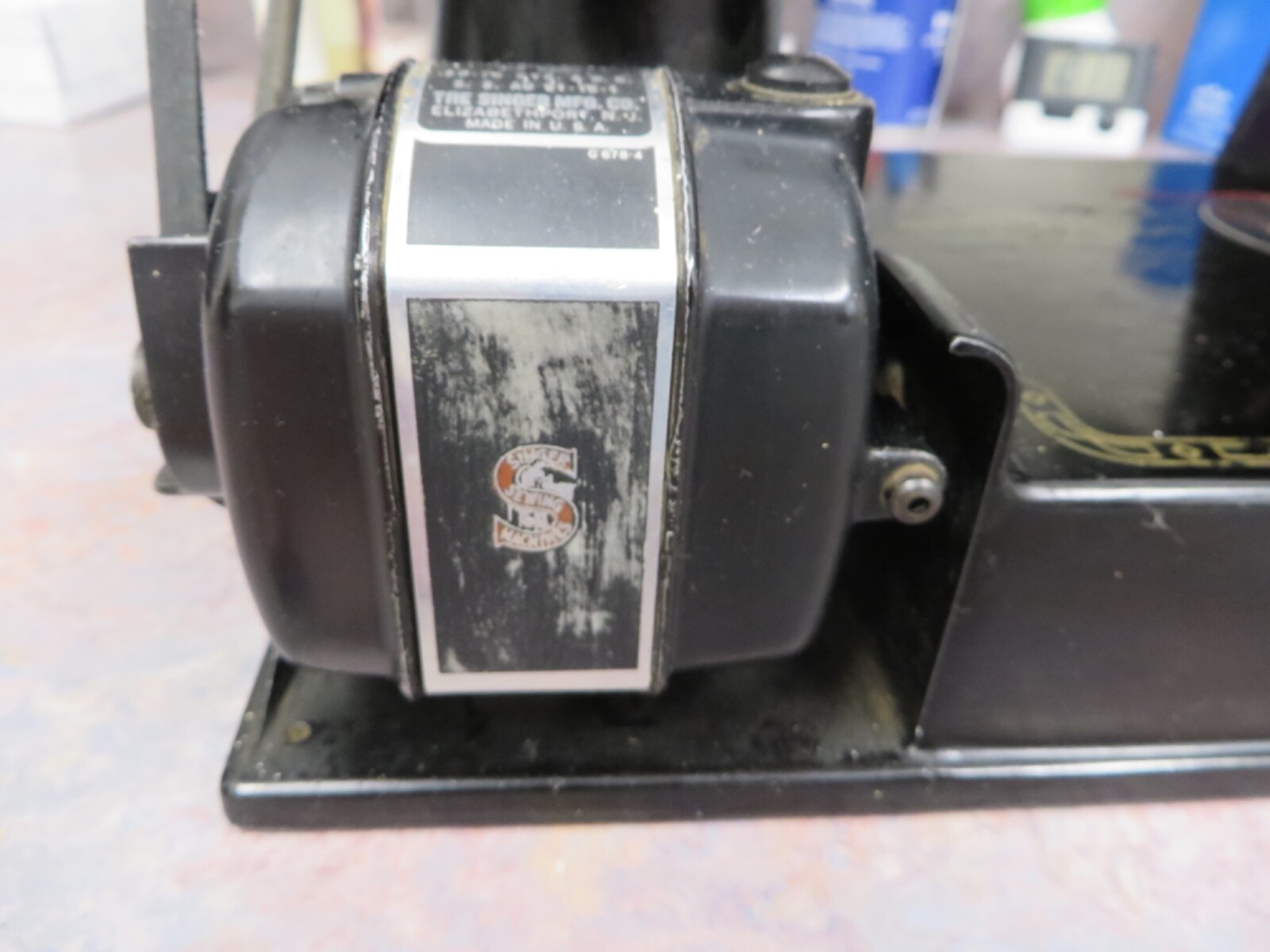 Vintage Singer Portable Electric Sewing Machine 2211 complete + case