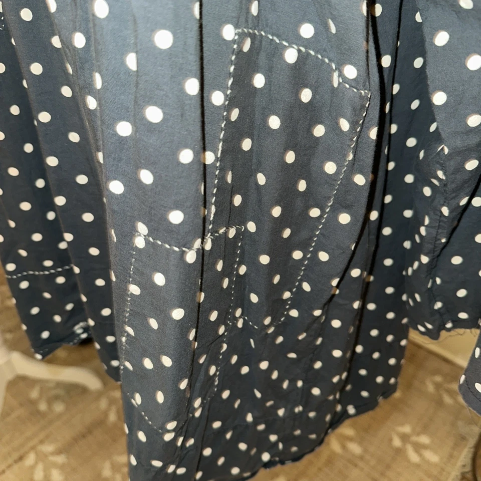 Blusa de lunares azul marino con perlas Magnolia Foto 4 de 4