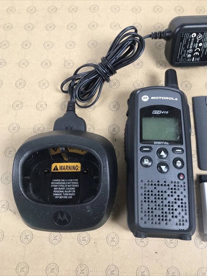 Motorola DTR410 Digital 2 Way Radio 900MHz Talkie + Charger, Battery, Belt Clip - Image 3 of 4