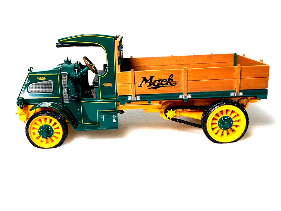 Franklin Mint 1916 Mack AC Bulldog Flatbed truck Green scale 1:32 INV# 6016 - Image 2 of 4