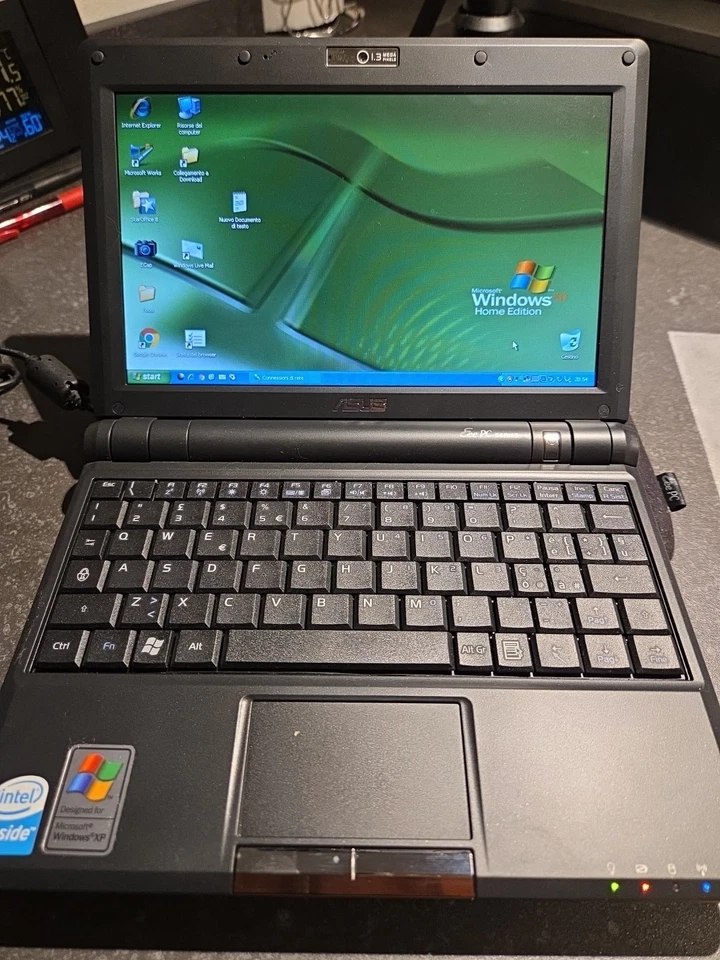 Small laptops ASUS eee pc 900 & ASU’s eeepc - Immagine 2 di 3