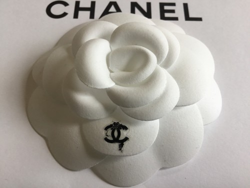 Textile weiße Chanel Camelia, mit Nadel u. Sticker, als Brosche, neuwertig
