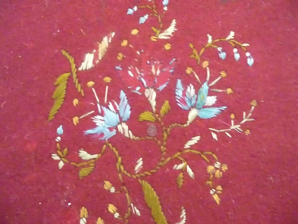 Linge ancien ravissant Napperon feutrine bordeaux brodée ( ref 22 ) - Photo 2/4