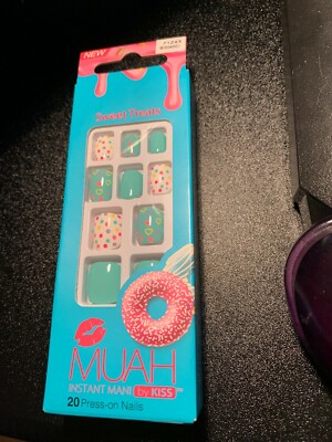 Kiss Muah Nails Blue hearts and sprinkles Sweet Treats 20 press on nails Kids