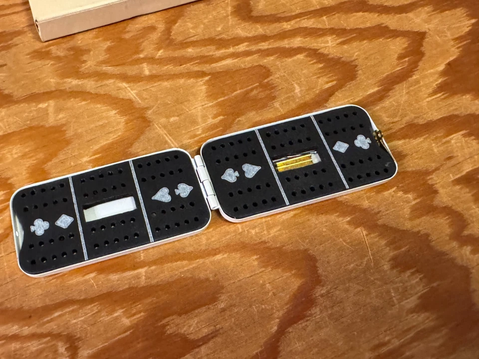 Vintage Cribbage Board Game Folding Tin Mini Travel Pocket Game - Image 2 of 4