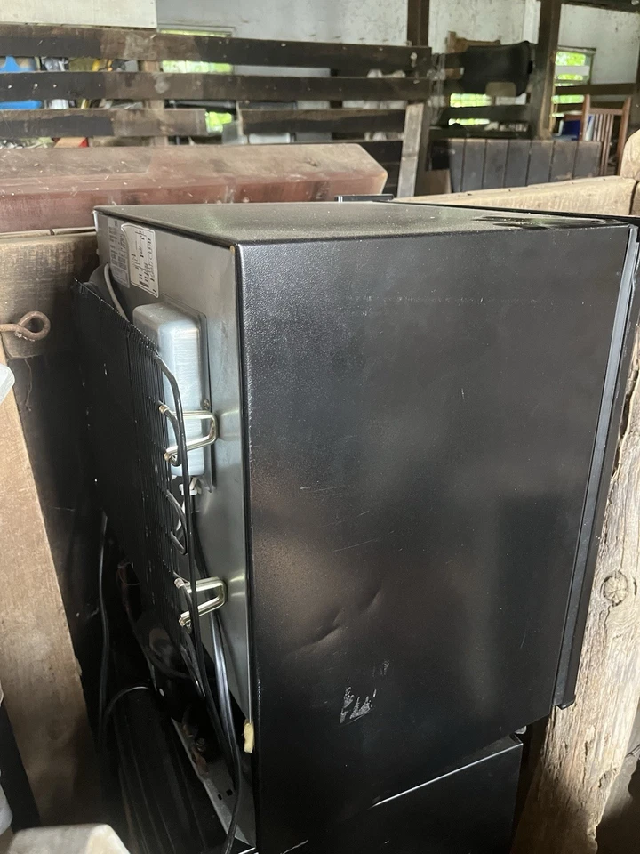 Mini refrigeradores Sanyo negros ideales para dormitorio o cueva de hombre Foto 2 de 3