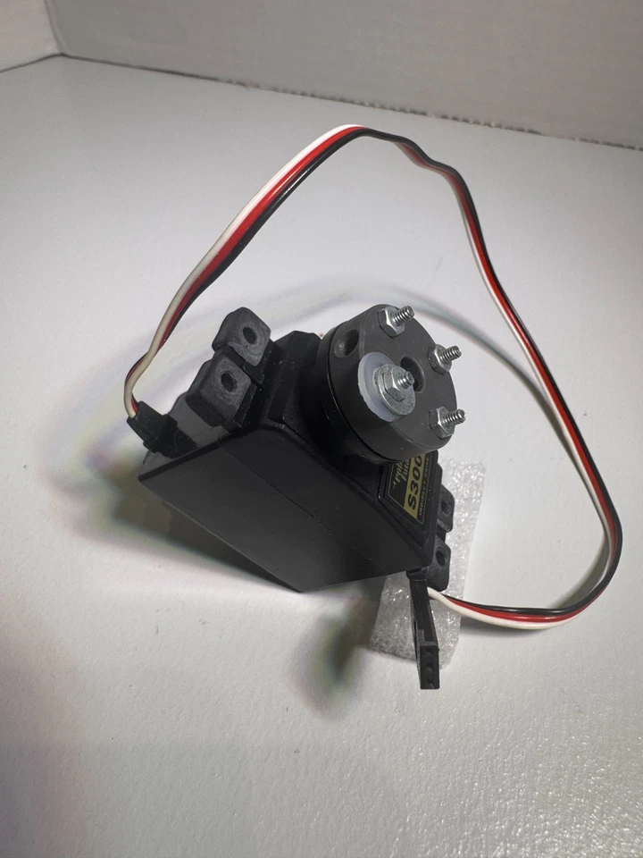 Robbe Futaba S3001. Standard analog ball bearing servo - Image 2 of 2