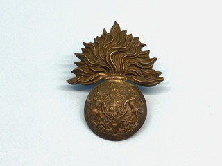 THE ROYAL SCOTS FUSILIERS OFFICER"S CAP BADGE K/C .