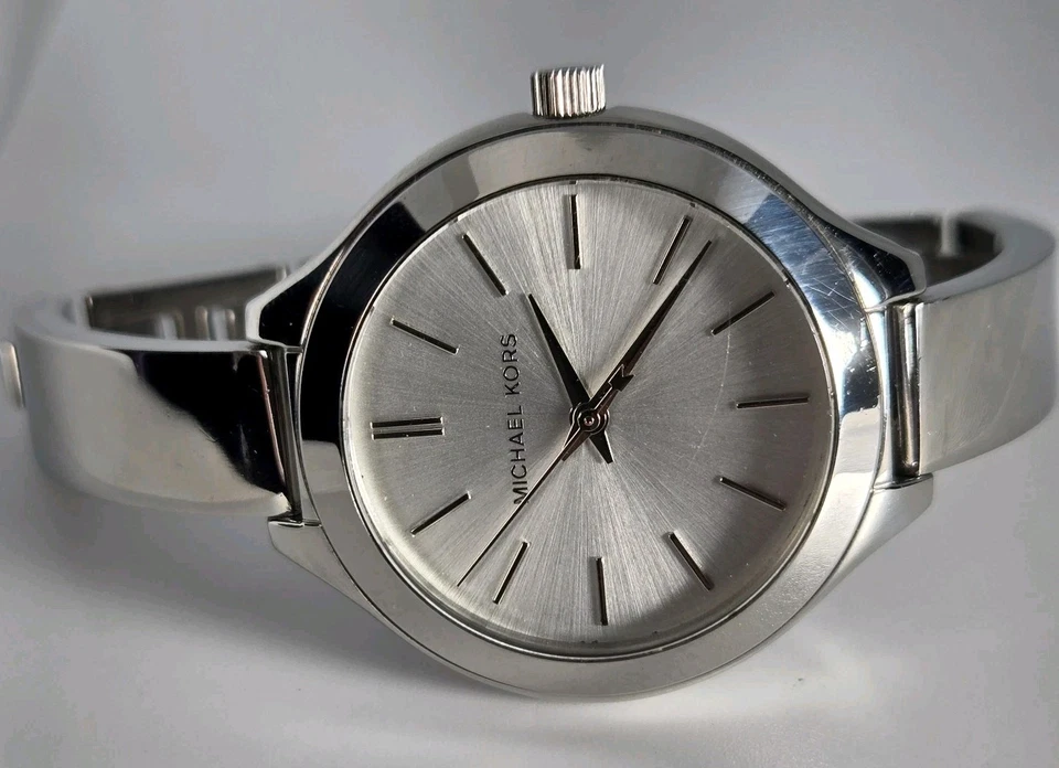 MICHAEL KORS WOMEN'S STAINLESS STEEL. 33mm WATER RESISTAN 5ATM SILVER DIAL - Image 4 of 4