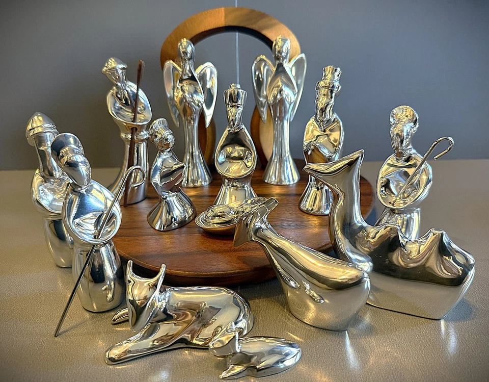 Heirloom Nambe 16 предметов миниатюрный рождественский набор — дизайн Альваро Урибе с чехлом из акации - Изображение 2 из 4