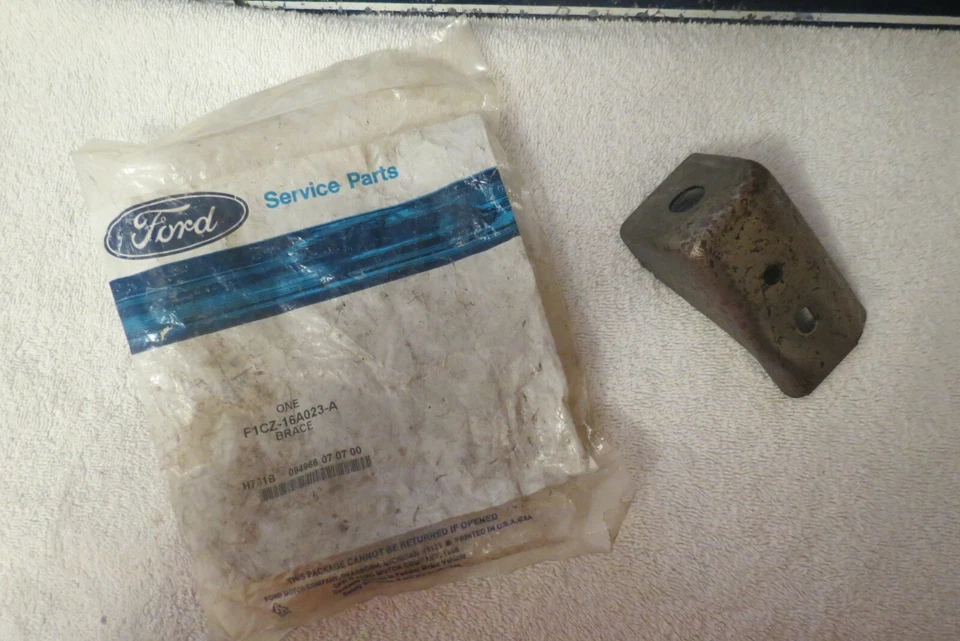 Soporte delantal guardabarros derecho Ford Escort 1991-2003 nuevo OEM F1CZ-16A023-A #972 Foto 2 de 4