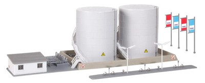 Twin deeptanks MIRO with office building and filling plant N Gauge Kibri 37467