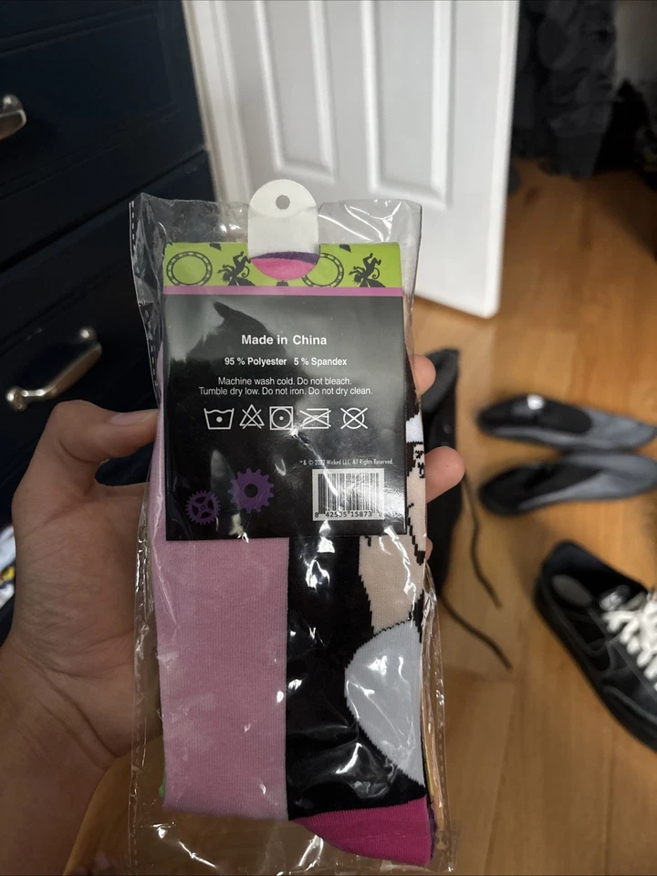 Wicked Broadway Musical Rosa Vai Bem Com Meias Verdes Calçado Ozmopolitano Novo - Imagem 2 de 3